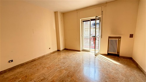 Zona Semi-Centrale, Appartamento di 4 Vani Oltre Accessori, Vano Deposito e Box Auto.